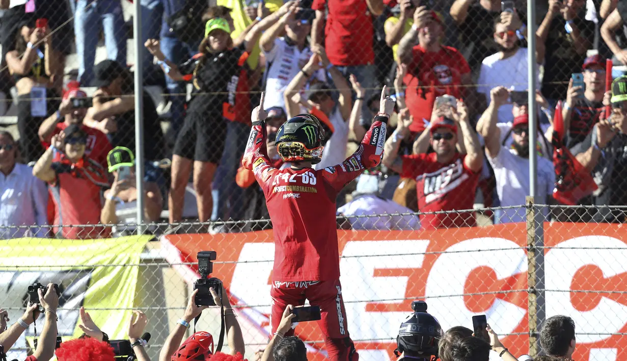 Tak hanya itu, Bagnaia juga menjadi orang Italia kedua yang akhirnya berhasil meraih gelar juara setelah Valentino Rossi. (AP/Alberto Saiz)