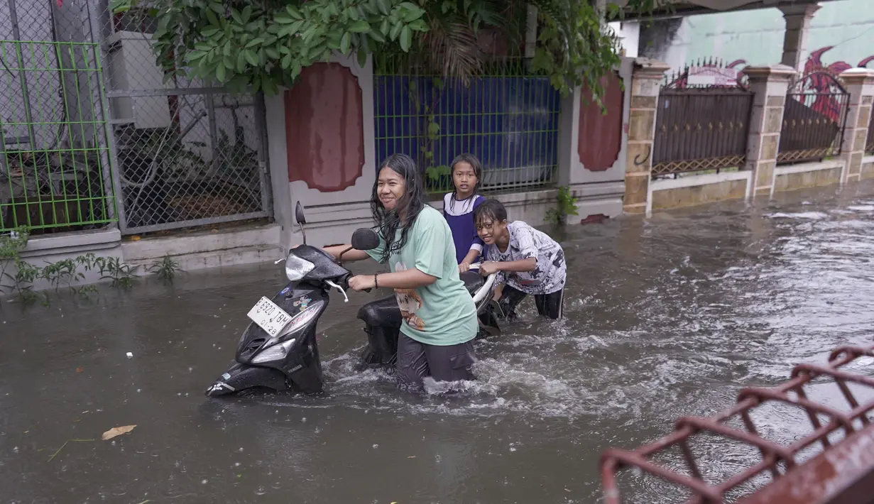 Imbasnya, sistem drainase tidak mampu menampung debit air sehingga meluap ke badan jalan. (merdeka.com/Arie Basuki)