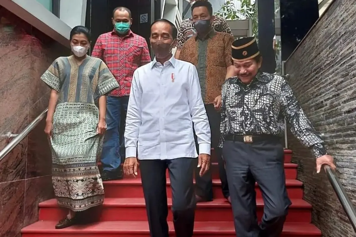 Presiden Jokowi menjenguk mantan Kepala BIN AM Hendropriyono di kediaman pribadinya, Senin (9/5/2022).(Foto: IG Diaz Hendropriyono)