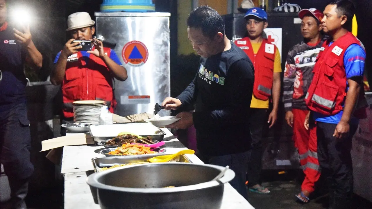 Bupati Lumajang Thoriqul Haq mengecek ketersediaan logistik di dapur umum di  Pronojiwo Lumajang. (Istimewa)