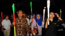 Gubernur Jabar Ahmad Heryawan (kiri) mengikuti acara "100 Obor Untuk Perdamaian Dunia" dalam peringatan Tahun Baru Hijriah 1 Muharam 1436 H, Bandung, Jawa Barat, Jumat (24/10/2014). (Antara Foto/Agus Bebeng)