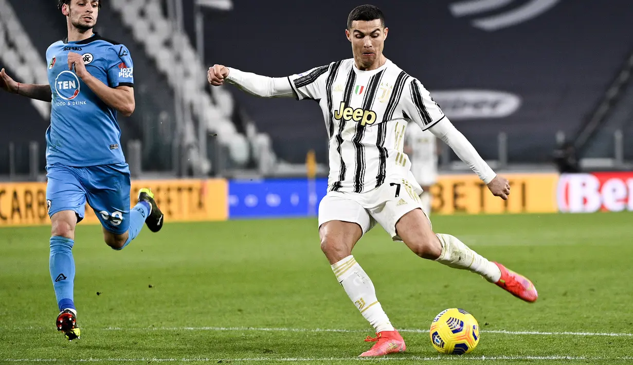 Penyerang Juventus, Cristiano Ronaldo menembak bola saat mencetak gol ke gawang Spezia pada pertandingan lanjutan Liga Serie A Italia di Stadion Allianz, Turin, Italia, Rabu (3/3/2021). Juventus menang telak atas Spezia dengan skor 3-0. (Marco Alpozzi / LaPresse via AP)