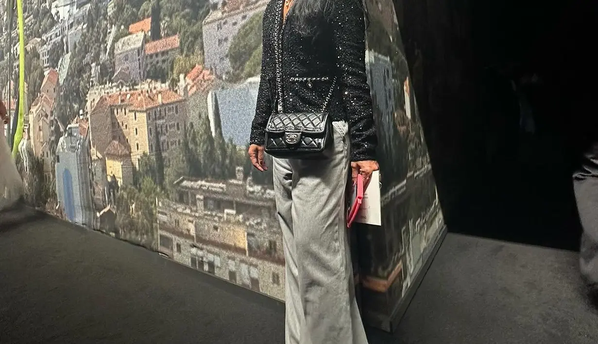 Ia melengkapi penampilannya dengan tas Chanel Mini Flap Bag. [@anggun_cipta/@nikizefanya/@asmaraabigail]