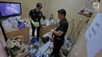 Petugas kepolisian melakukan olah TKP pabrik sabu di Kalideres, Jakarta, Senin (24/6/2019). Satuan Narkoba Polres Jakarta Barat mengungkap pabrik narkotika jenis sabu yang berkedok rumah huni. (Liputan6.com/Herman Zakharia)