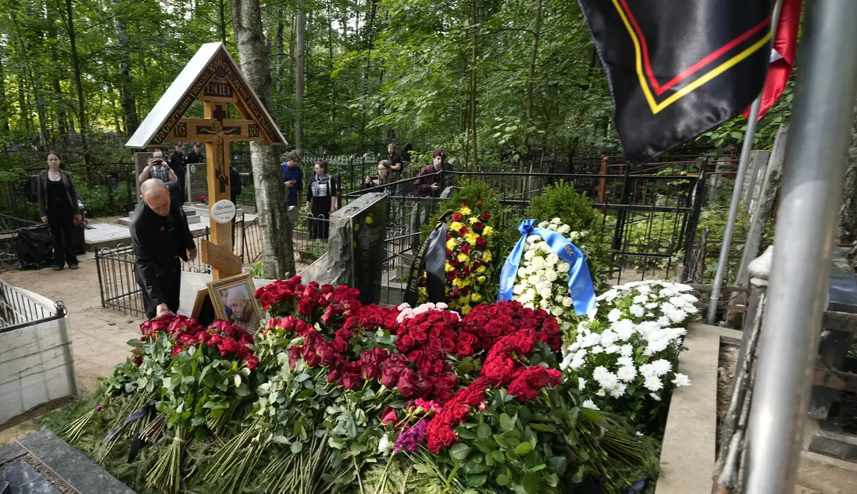 Disebutkan bahwa upacara pemakaman di kota kelahirannya itu dilangsungkan secara tertutup dan semua orang yang ingin mengucapkan selamat tinggal dapat mengunjungi Pemakaman Porokhovskoe. (AP Photo/Dmitri Lovetsky)