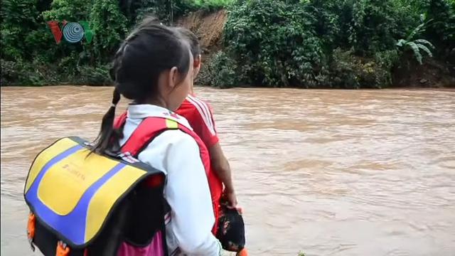 Siswa di Vietnam Seberangi Sungai dalam Kantong Plastik untuk Bersekolah