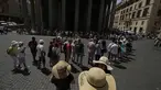 Turis mengantre untuk mengunjungi Pantheon Roma di Roma, Kamis (16/3/2023). Wisatawan di Roma yang mengunjungi Pantheon, situs budaya yang paling banyak dikunjungi di Italia, akan segera dikenai biaya masuk sebesar 5 euro ($ 5,28 atau sekitar Rp 81 ribu) di bawah kesepakatan yang ditandatangani pada hari Kamis oleh para pejabat budaya dan gereja Italia. (AP Photo/Alessandra Tarantino)