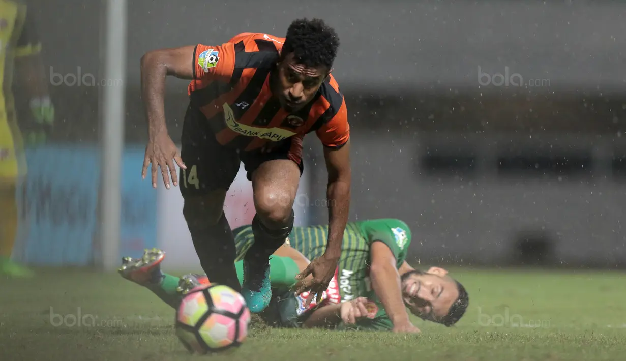 Aksi Perseru Serui, Ronaldo Mesido melewati adangan pemain PS TNI, Redouane Zerzouri (kanan) pada lanjutan Liga 1 2017 di Stadion Pakansari, Bogor (07/10/2017). PS TNI menang 2-1. (Bola.com/Nicklas Hanoatubun)