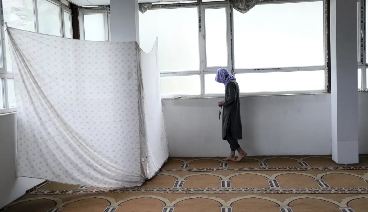 Seorang Muslim saat Itikaf di masjid di Kabul, Afghanistan, Selasa (4/5/2021). Bulan Ramadan telah memasuki hari-hari terakhirnya. Untuk mengejar sebanyak mungkin kebaikan di bulan suci ini, banyak umat Muslim yang melakukan iktikaf. (AP Photo/Rahmat Gul)