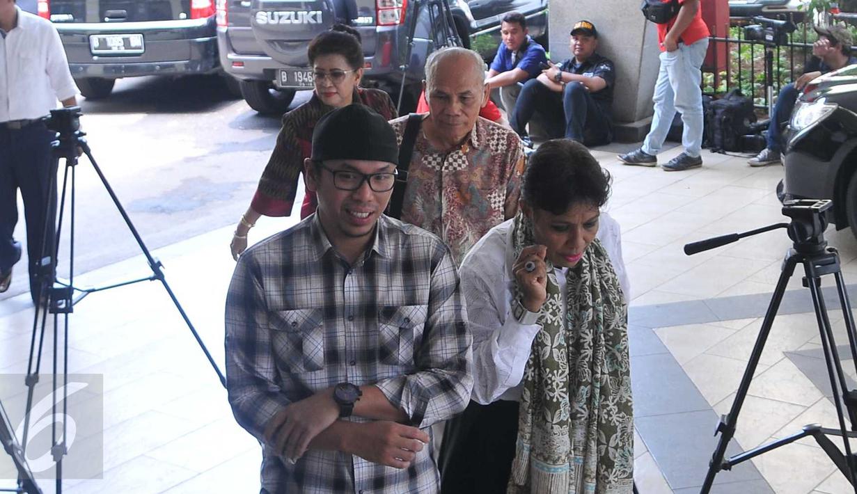 Sammy Simorangkir  usai datangi Mabes Polri untuk melaporkan label yang menaunginya di Jakarta, Minggu (9/11/2015). Kabarnya Sammy akan menuntut label rekaman Pro M sebesar Rp 9 miliar. (Liputan6.com/Gempur M Surya)