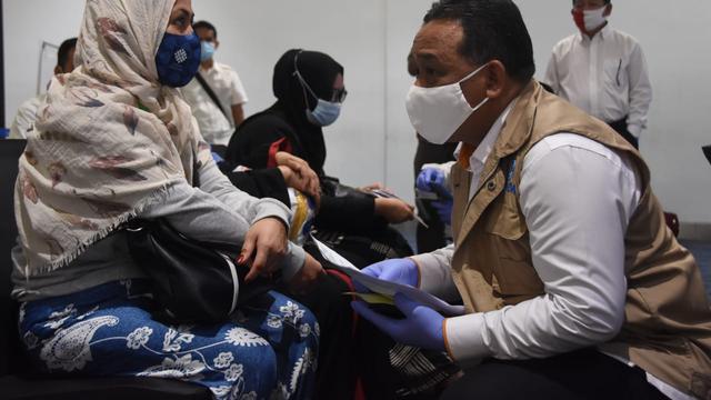 Kepala Badan Pelindungan Pekerja Migran Indonesia (BP2MI) Benny Rhamdani Saat Menjemput 52 PMI di Bandara Soekarno-Hatta.