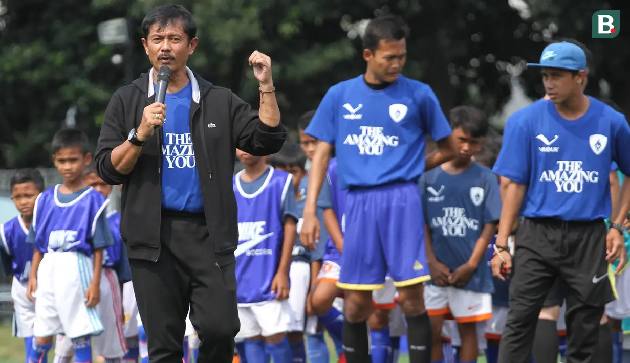 Pelatih Indra Sjafri memberikan instruksi saat coaching clinic bersama anak-anak di Lapangan ABC Senayan, Jakarta, Rabu (28/3/2018). Acara ini dalam rangkaian peluncuran Patriot 165 FC. (Bola.com/Asprilla Dwi Adha)