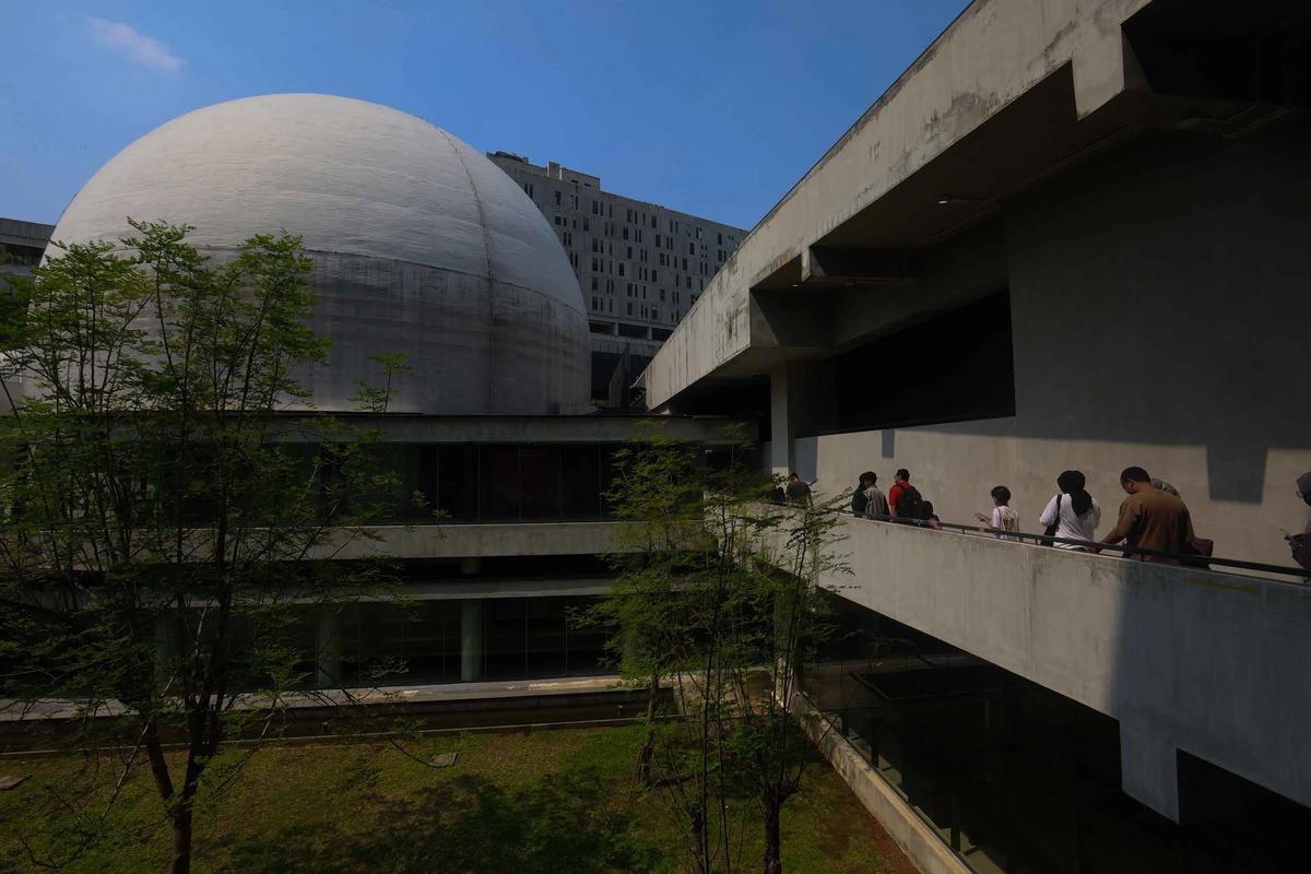 FOTO: Libur Natal Warga Kunjungi Planetarium Jakarta yang Kembali Dibuka
