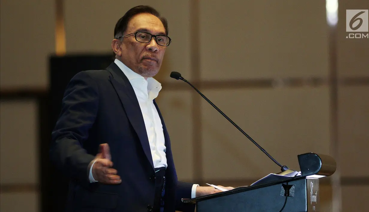 Pemimpin oposisi Malaysia, Anwar Ibrahim berbicara dalam The Executive Center for Global Leadership (ECGL) Leadership Forum 2018 di Jakarta, Rabu (4/7). Kunjungan luar negeri resmi ini pertama setelah Anwar keluar dari penjara. (Liputan6.com/JohanTallo)