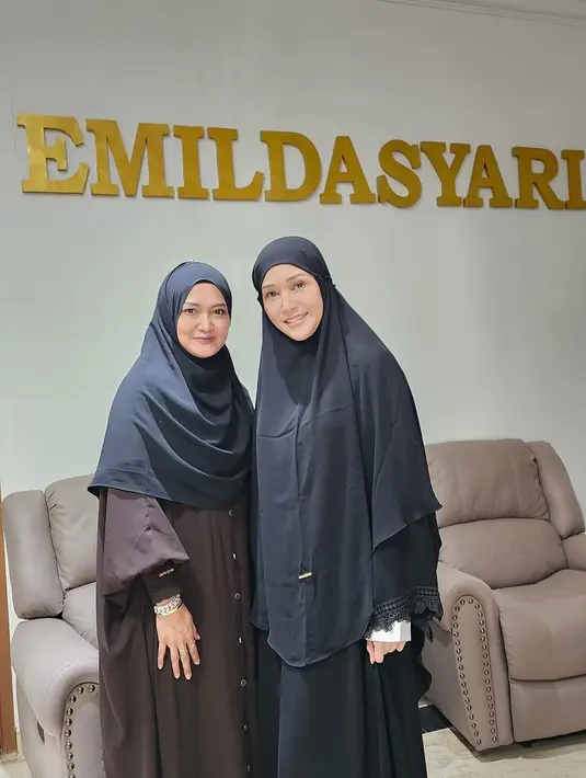Selanjutnya, Maia memilih gamis hitam polos yang dipadukan bersama hijab panjang warna senada  [@maiaestiantyreal]