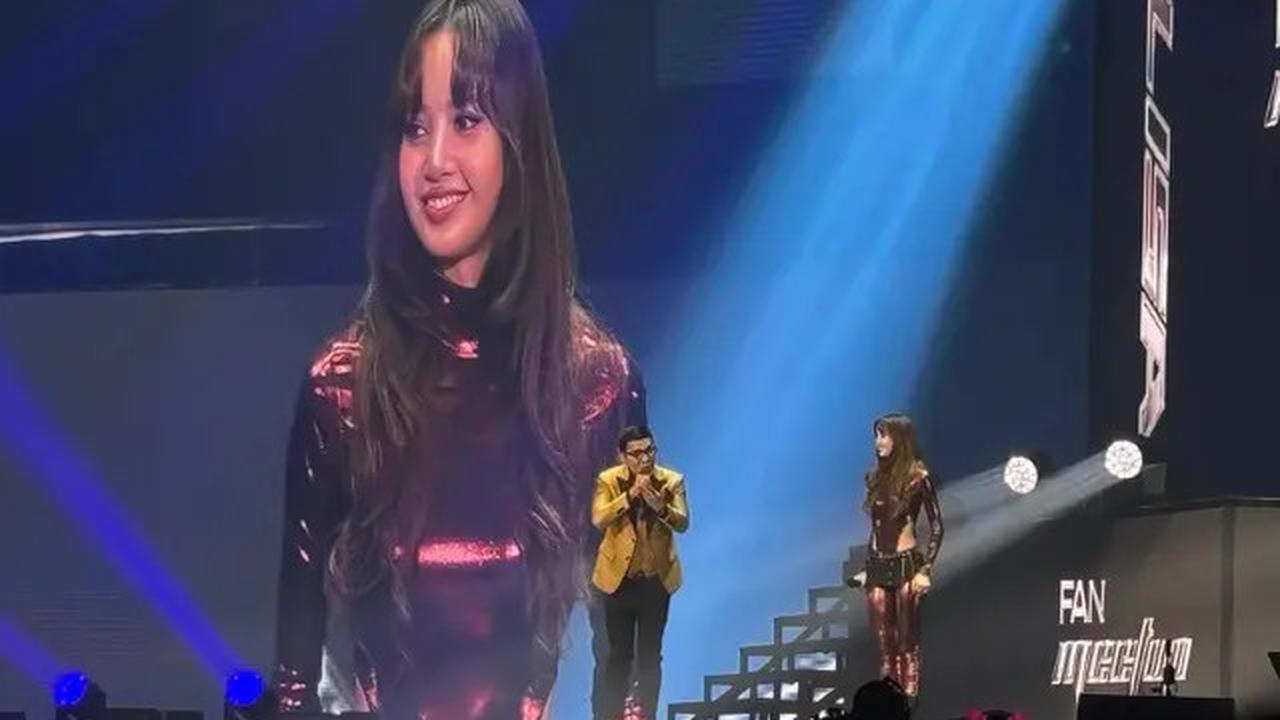 Lisa Blackpink Makan Nasi Goreng Pakai Kerupuk Sewaktu Tiba di Jakarta