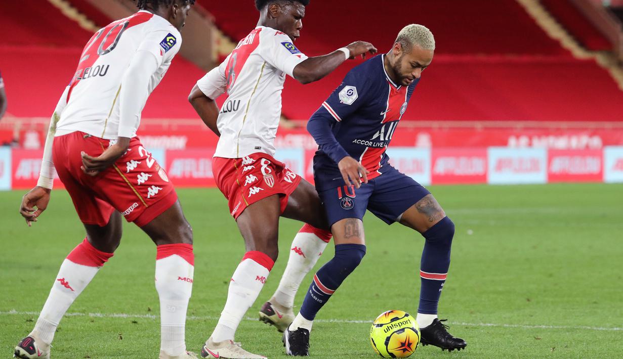 Penyerang PSG, Neymar, Berebut bola dengan bek AS Monaco, Axel Disasi, pada laga lanjutan Liga Prancis di Stadion Stade Louis II, Sabtu (21/11/2020) dini hari WIB. PSG takluk 2-3 oleh AS Monaco. (AFP/Valery Hache)