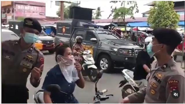 Panik Kena Razia, Aksi Wanita Ini Viral Usai Terciduk Pakai Masker dari Kantong Plastik