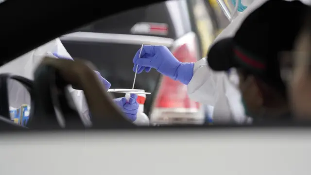 Petugas Balai Laboratorium Kesehatan Provinsi Jawa Barat mengambil sampel dahak dan lendir tenggorokan hidung (swab test) anggota Klaster GBI Lembang, di Kota Bandung