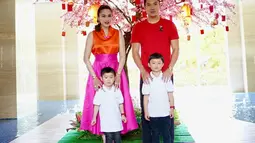 Aktris sekaligus model ini dan keluarga kecilnya menyempatkan diri berfoto bersama dengan latar pohon meihua angpau. Raut bahagia begitu terpancar dari wajah Sandra Dewi dan keluarga merayakan Imlek.(Liputan6.com/IG/@sandradewi88)
