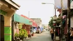 Gang Dolly kini sudah jadi sentra usaha kecil dan menengah (UKM) pembuatan alas kaki.