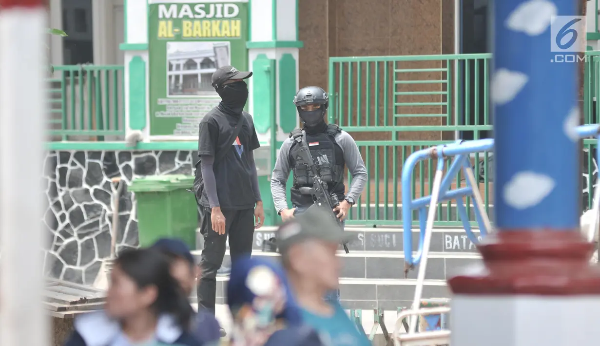 Petugas kepolisian berjaga di depan rumah terduga teroris di Jalan Belibis V, Semper Barat, Cilincing, Jakarta, Senin (23/9/2019). Penggerebekan ini merupakan pengembangan dari penangkapan anggota JAD di Bekasi. (merdeka.com/Iqbal S. Nugroho)