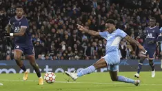 Penyerang Manchester City Raheem Sterling mencetak gol pertama timnya ke gawang Paris Saint Germain (PSG) pada match day ke-5 fase grup Liga Champions di Etihad Stadium, Kamis (25/11/2021) dinihari WIB. Manchester City menang comeback melawan PSG 2-1. (AP Photo/Scott Heppell)