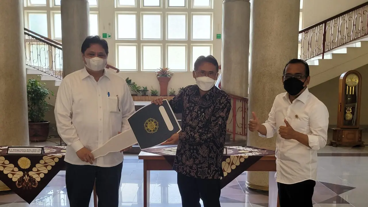 Menko Perekonomian  RI, Airlangga Hartarto menyempatkan diri untuk berkunjung ke Universitas Gajah Mada, Sabtu (9/10/2021)