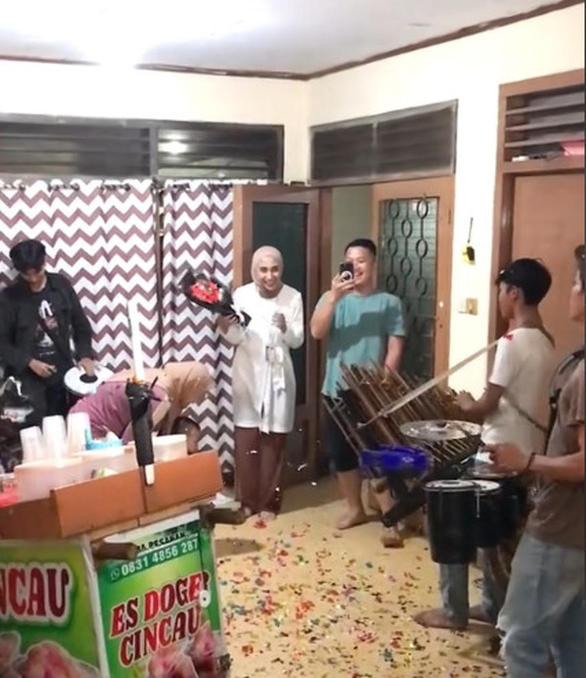 Ada Jajanan Kaki Lima hingga Musik Heboh, Momen Wanita yang Dapati Kejutan Ultah Ini Curi Perhatian