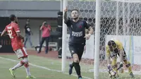 Gelandang PSM, Marc Klok, melakukan selebrasi usai mencetak gol ke gawang Persija pada laga Liga 1 di Stadion Patriot, Bekasi, Selasa  (15/8/2017). PSM sementara unggul 2-0 atas Persija. (Bola.com/M Iqbal Ichsan)