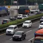 Mobil melintasi jalan Tol Tangerang-Jakarta di Tangerang, Banten, Rabu (30/3/2022). Mulai April 2022, Korlantas Polri akan menerapkan tilang elektronik bagi pengendara yang memacu kecepatan hingga 120 km per jam di jalan tol. (Liputan6.com/Angga Yuniar)