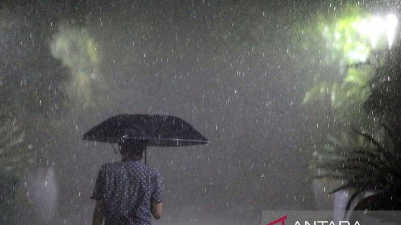BMKG: Monsun Asia Perkuat Potensi Hujan Lebat di NTB, Warga Diimbau Waspada