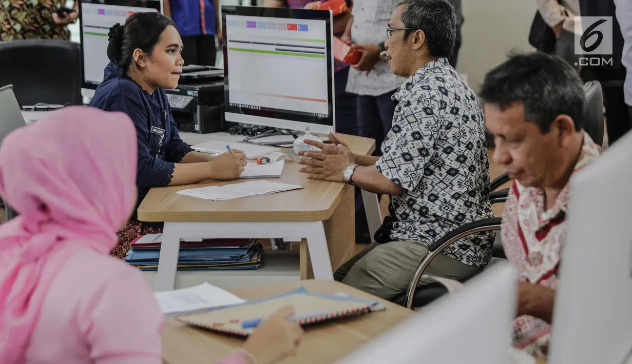 Perwakilan Provinsi Ombudsman RI berdiskusi dengan petugas di Mal Pelayanan Publik Provinsi DKI Jakarta, Jumat (8/11). Kunjungan ini bentuk apresiasi Ombudsman RI terhadap semangat peningkatan kualitas pelayanan publik. (Liputan6.com/Faizal Fanani)