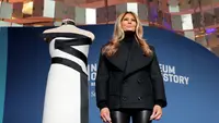 Melania Trump Pakai Legging Ketat Saat Sumbangkan Gaun Bermotif Zigzag Bersejarah ke Museum