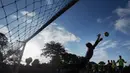 Aksi kiper Bali United, Awan Setho berupaya menahan bola saat latihan terakhir sebelum menghadapi Persija di laga Piala Presiden 2015, Denpasar, Bali, Sabtu (30/8/2015). (Bola.com/Vitalis Yogi Trisna)
