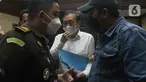 Surya Darmadi didampingi seorang petugas Kejaksaan Tinggi DKI Jakarta dalam ruang sidang pembacaan dakwaan di Pengadilan Tindak Pidana Korupsi (Tipikor), Jakarta, Kamis (8/9/2022). Jaksa Penuntut Umum (JPU) mendakwa bos PT Duta Palma Group Surya Darmadi telah merugikan keuangan negara sekitar Rp 78,836 triliun. (Liputan6.com/Herman Zakharia)