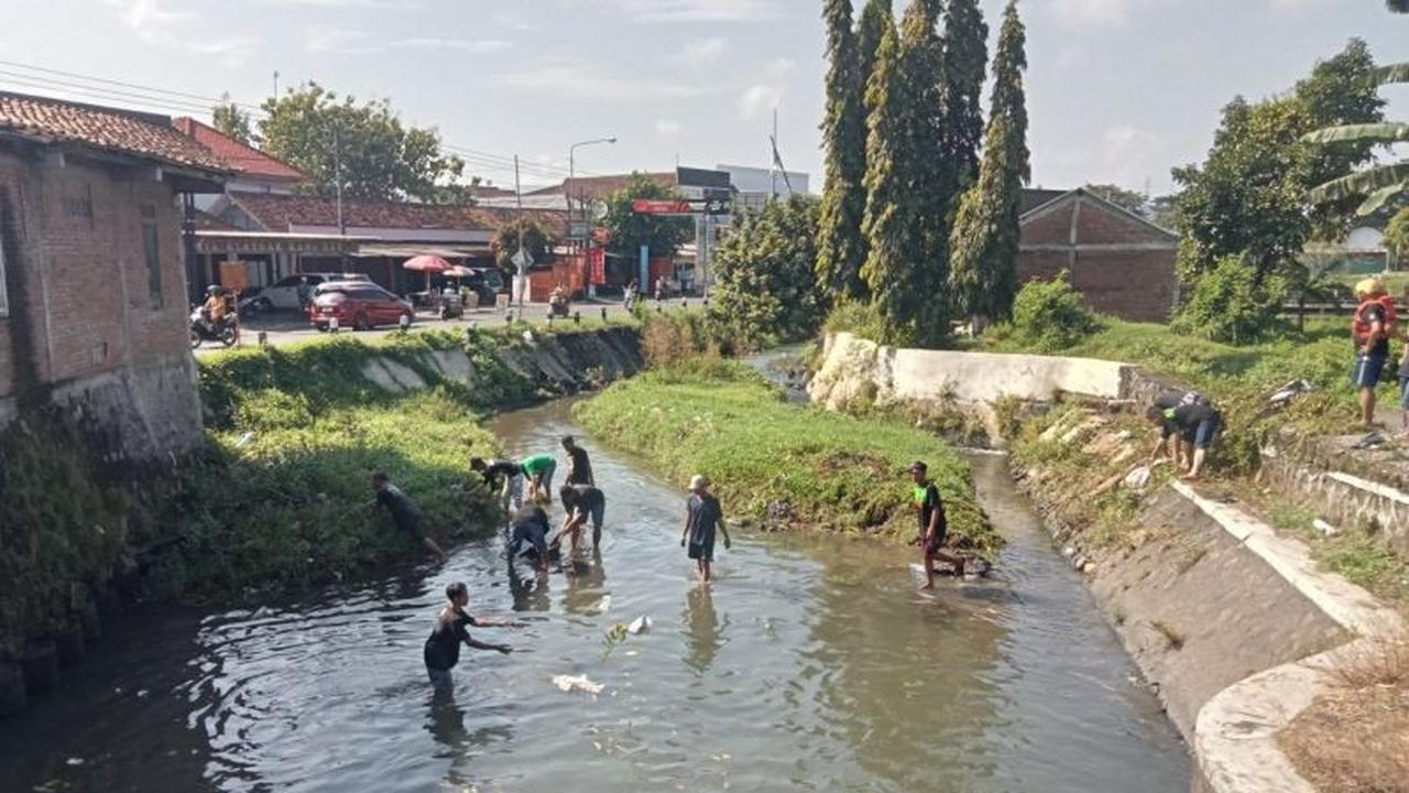 Dukung Gerakan ASRI, Berbagai Komunitas Gelar Aksi Bersih Sungai Bantul di Jejeran