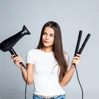Sahabat Fimela, sebagai perempuan yang memiliki rambut panjang tentu hair dryer menjadi teman sehari-hari yang membantu dalam mengeringkan rambut. Meski membantu dalam keseharian, namun kamu perlu waspadai risikonya untuk kesehatan rambutmu.[Dok/freepik.com/diana_grytsku]
