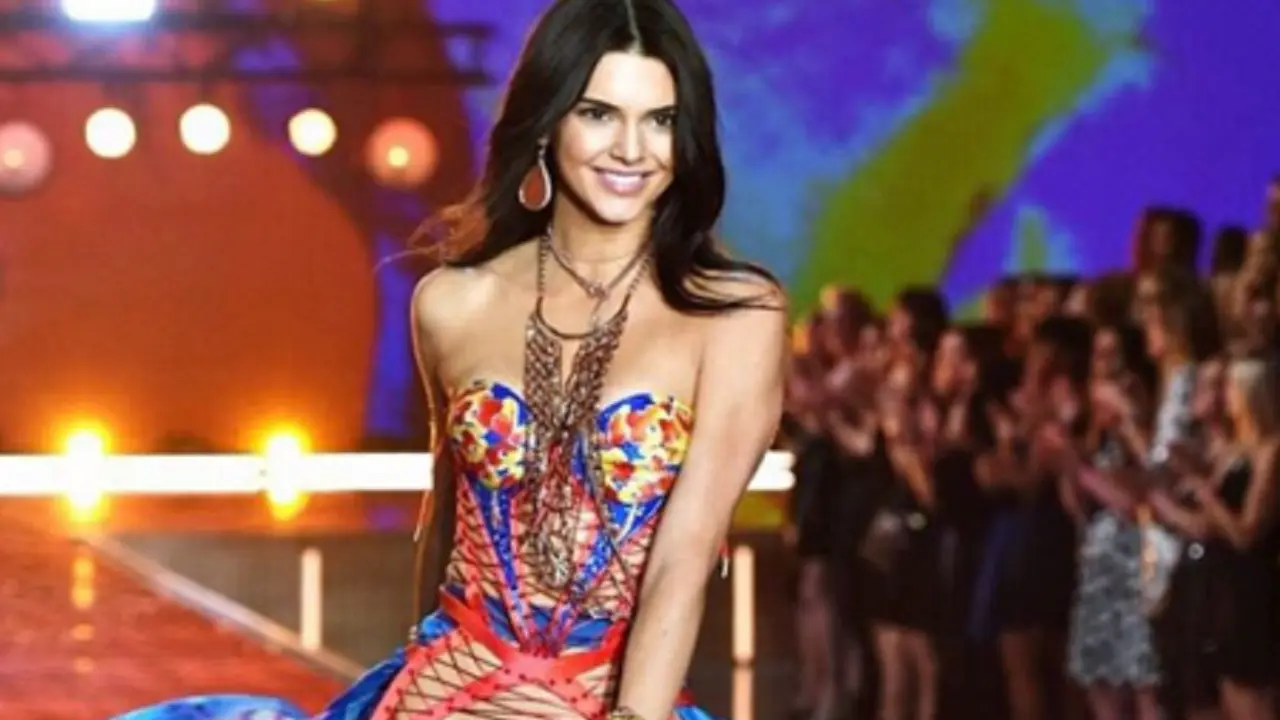 Kendall Jenner Tampak Polos dengan Pose Bugil