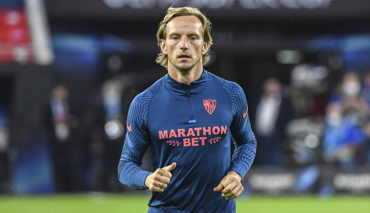 Pemain Sevilla, Ivan Rakitic, melakukan latihan jelang laga Piala Super Eropa di Puskas Arena, Hungaria, Kamis (24/9/2020). Sevilla akan berhadapan dengan Bayern Munchen. (Attila Kisbenedek/Pool via AP)