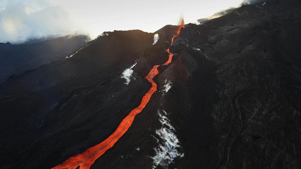 FOTO: Semburan Lava Pijar Warnai Erupsi Piton de la Fournais