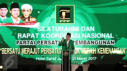 Ketua Umum PPP Djan Faridz memberi sambutan saat pembukkan Rakornas PPP di Jakarta, Jumat (31/3). Djan Faridz meminta kadernya mengawal Pilkada DKI Jakarta putaran kedua dengan mendukung pasangan Ahok-Djarot. (Liputan6.com/Herman Zakharia)