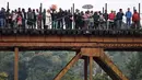 Warga memperhatikan para petugas keamanan yang mengevakuasi jenazah dari lokasi jatuhnya bus ke jurang  di Negara Bagian Veracruz, selatan Meksiko, Minggu (10/1). Sedikitnya 20 orang penumpang tewas dalam kecelakaan ini. (REUTERS/Yahir Ceballos)