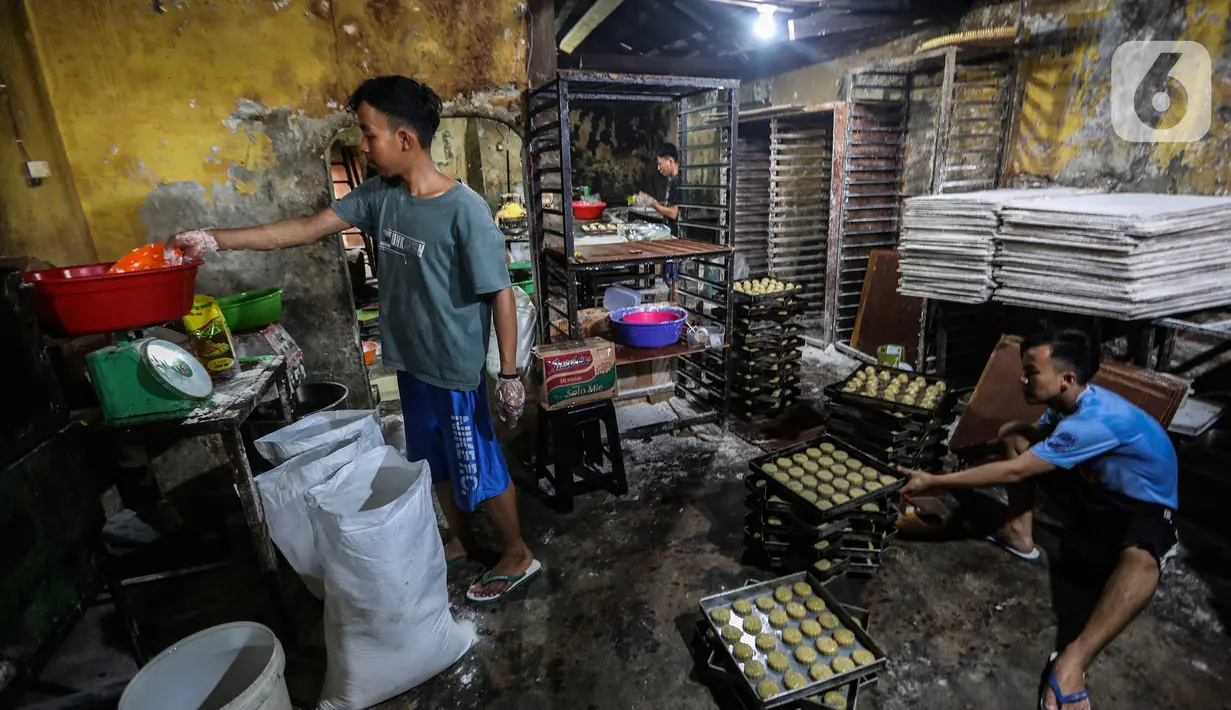 Pekerja UMKM melakukan pembuatan kue di Tanah Kusir, Jakarta, Rabu (13/1/2021). Untuk bidang UMKM dan pembiayaan korporasi dialokasikan Rp63,84 triliun dengan fokus pada subsidi bunga KUR reguler. (Liputan6.com/Johan Tallo)