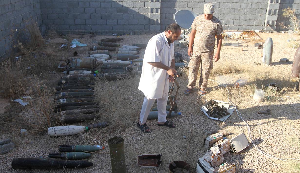 Anggota militer Libya mengumpulkan bahan peledak milik militan ISIS yang ditemukan di Sirte (5/9). Setelah berhasil menaklukkan salah satu markas ISIS, Militer Libya menemukan bom rakitan dan senjata peledak lainnya yang masih aktif. (REUTERS/Hani Amara)