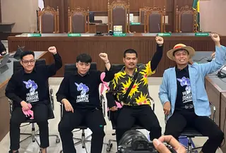 Direktrur Eksekutif Lokataru Delpedro Marhaen dan tiga orang lainnya yaitu Muzaffar Salim selaku staf dari Lokataru, Syahdan Husein selaku Aktivis Gejayan Memanggil, dan Mahasiswa Universitas Riau (Unri), Khariq Anhar menjadi terdakwa dalam sidang perkara dugaan penghasutan yang berujung kericuhan saat aksi demonstrasi pada akhir Agustus 2025.