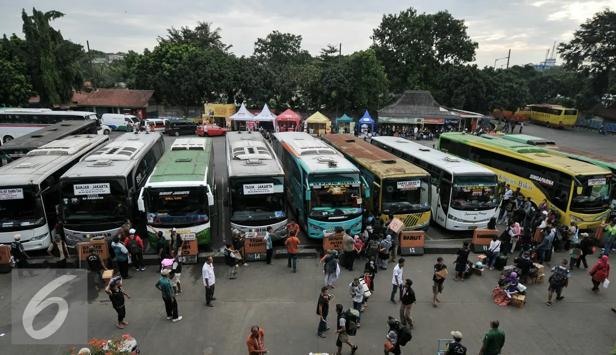 Suasana Terminal Kampung Rambutan yang mulai didatangi pemudik, Jakarta, Jumat (1/7). H-5 jelang puncak arus mudik Lebaran 2016, terminal Kampung Rambutan mulai dipadati pemudik. (Liputan6.com/Yoppy Renato)