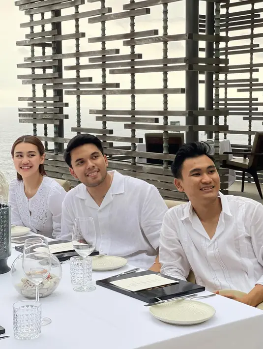 Sedangkan, Thariq dengan kemeja putih lengan pendeknya. [@aaliyah.massaid]