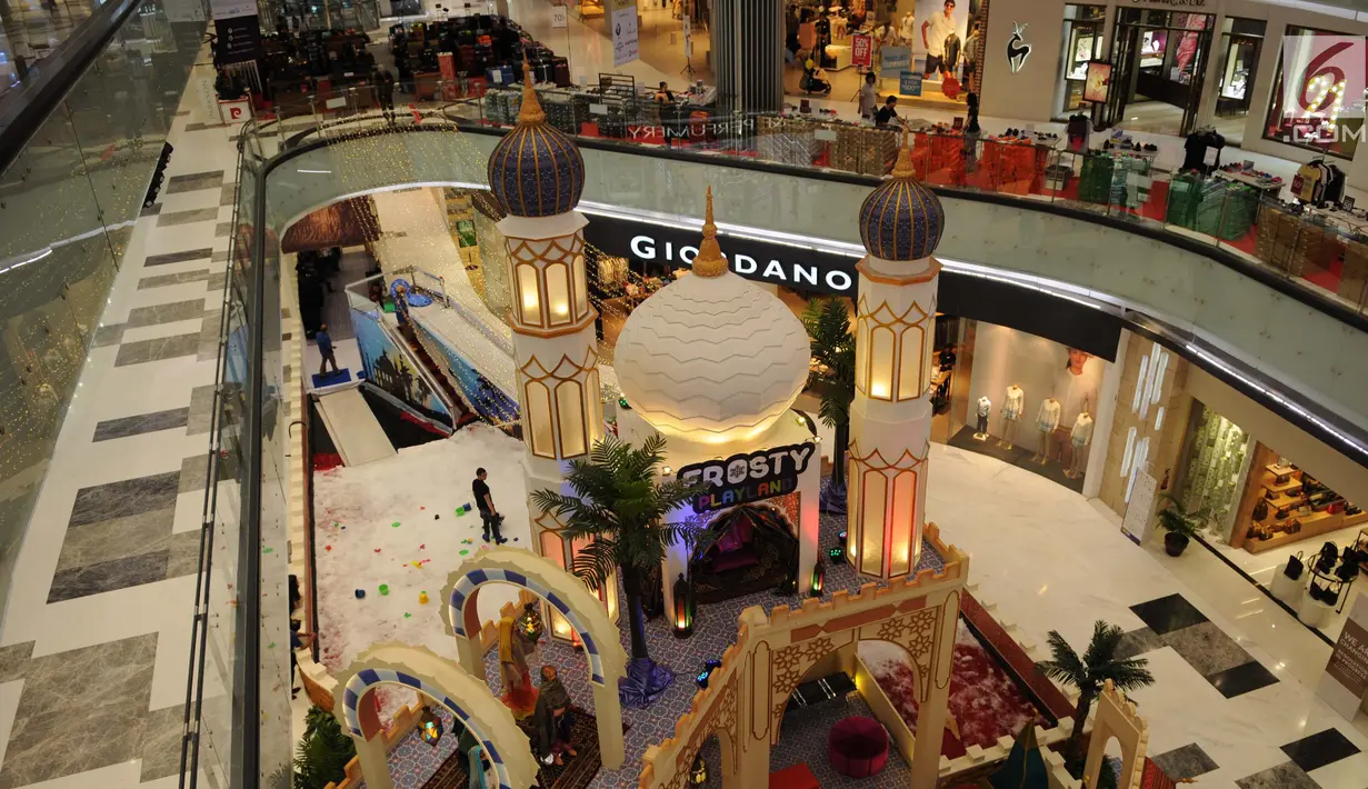 Suasana dekorasi tematik Ramadan di pusat perbelanjaan, Jakarta, Selasa (30/5). Turut merayakan bulan suci Ramadan, Lippo Mall Puri menyuguhkan acara dengan tema Midsummer Moonlight dengan mengambil dekorasi kerajaan Persia. (Liputan6.com/Gempur M Surya)