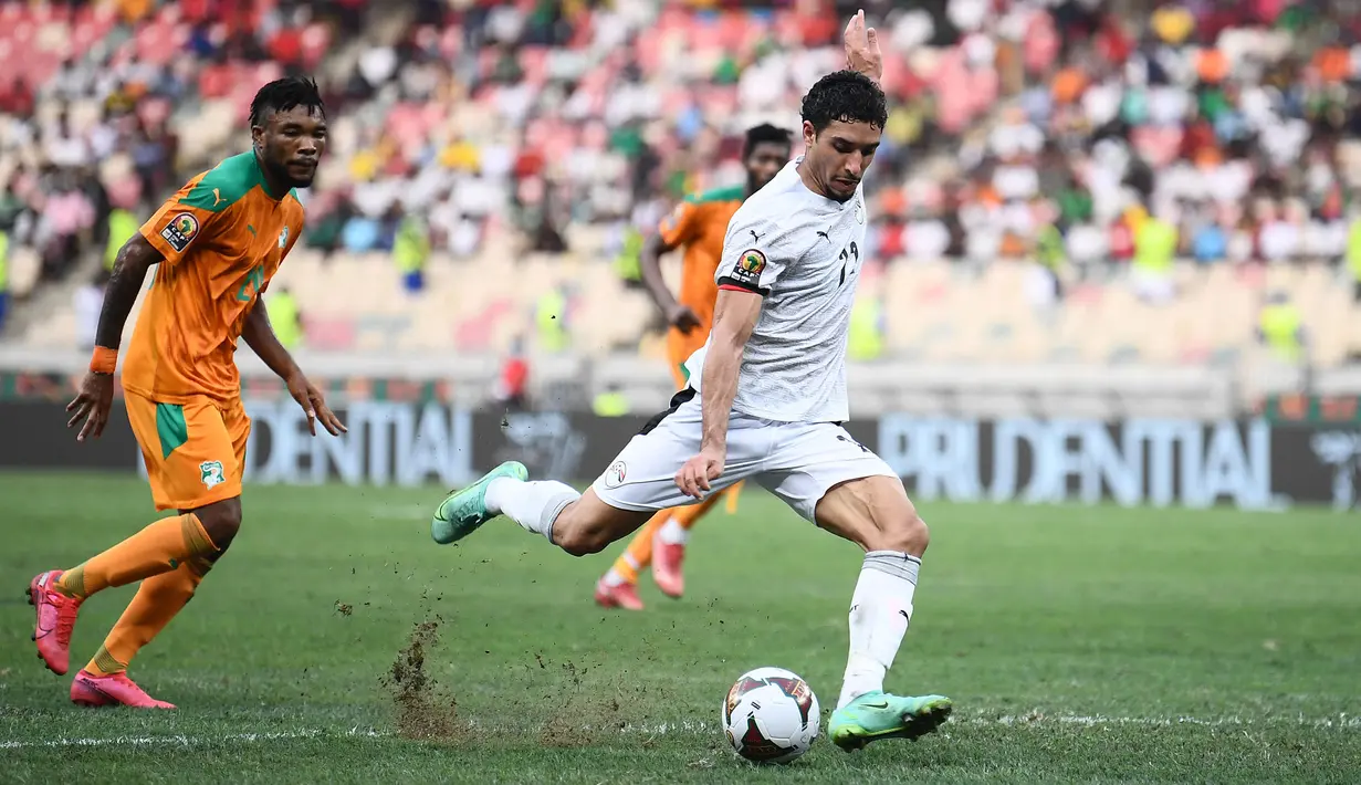 Sejak awal pertandingan, kedua tim sama-sama bermain menekan dan menebar ancaman. Sempat dikejutkan dengan tendangan Franck Kessie dari luar kotak penalti di menit ketiga, Mesir membalas serangan lewat tembakan Omar Marmoush (kanan) yang membentur tiang gawang. (AFP/Charly Triballeau)